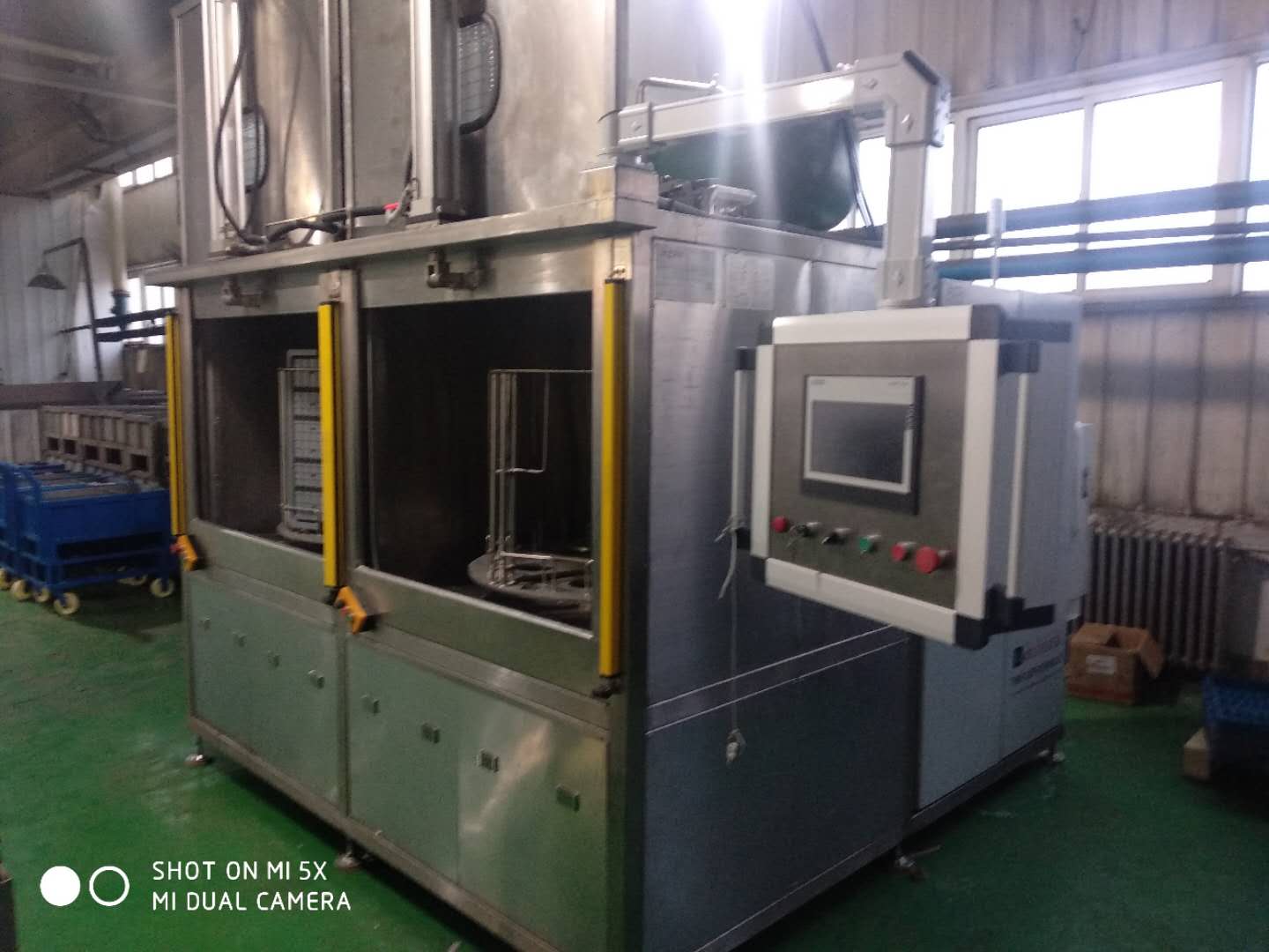 單工位物料箱旋轉(zhuǎn)噴淋清洗機(jī)